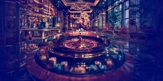 Dealer bingo run113 memanggil nomor dari mesin bola dengan kartu bingo digital di depan