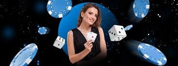 Dealer profesional run113 menjelaskan aturan permainan kepada pemain selama sesi blackjack live
